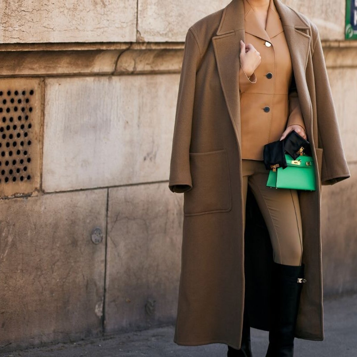 ロングコートは「長め丈」が正解。｜海外スナップ6選【2025年冬のアウター】
