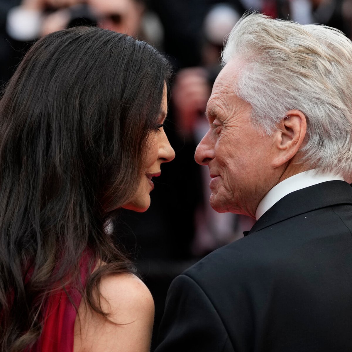 25歳差のマイケル・ダグラスとキャサリン・ゼタ＝ジョーンズ、結婚25周年を祝う感動的な写真をアップ。