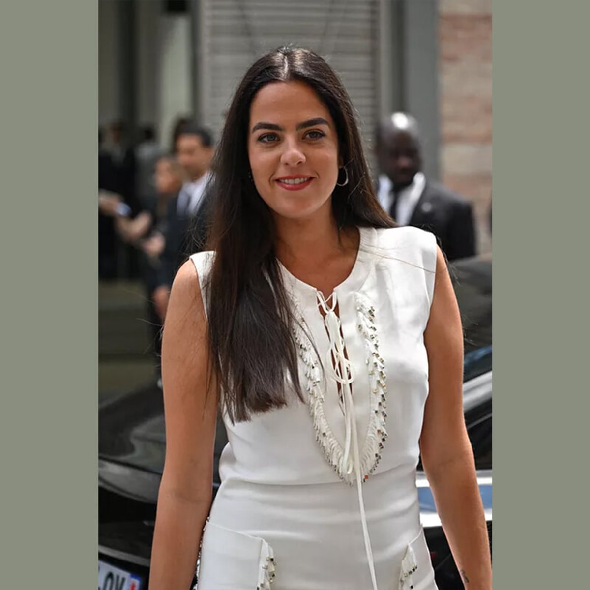 アラン・ドロンの死から1年、娘のアヌーシュカが記念ビデオを公開。