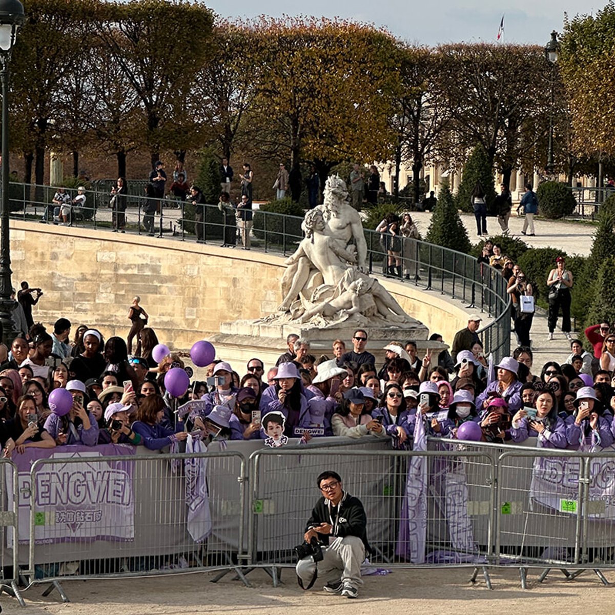 「ウォッチパーティ」が大人気。モードの都で広がる、ファッションショーの新しい楽しみ方。