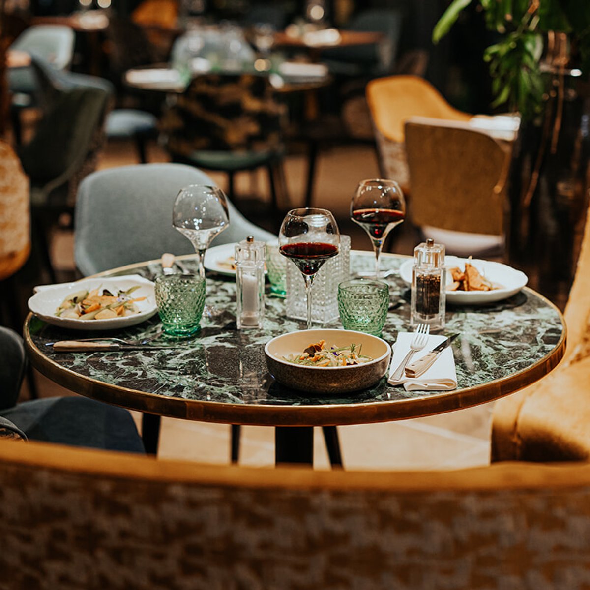 エッフェル塔が目の前！ レストランのフレームで思い出に残る食事を。