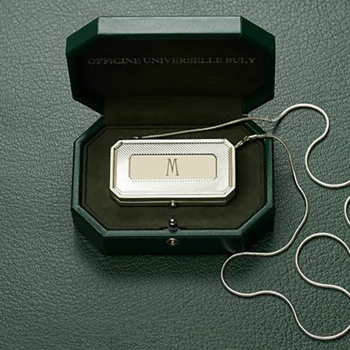 欲しい！ ジュエリーのように装いながら唇をケアするビュリーのリップバーム。