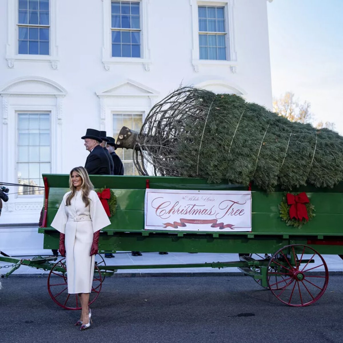メラニア夫人、クリスマスコーデでホワイトハウスの巨大ツリーを受け取り話題に。