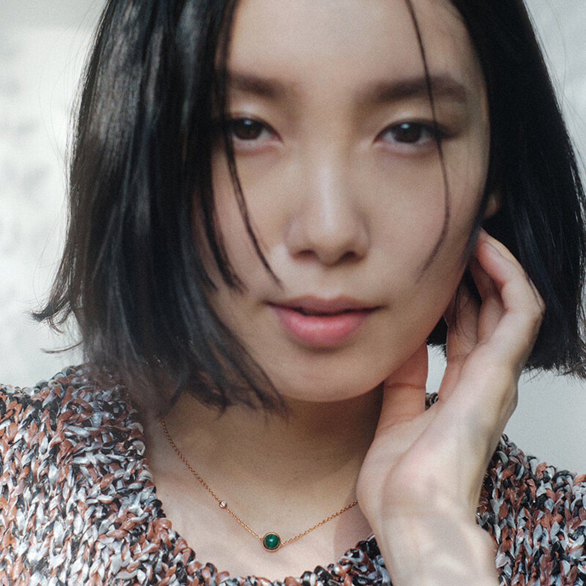 飯豊まりえとピアジェ、日常に寄り添うホリデージュエリー。