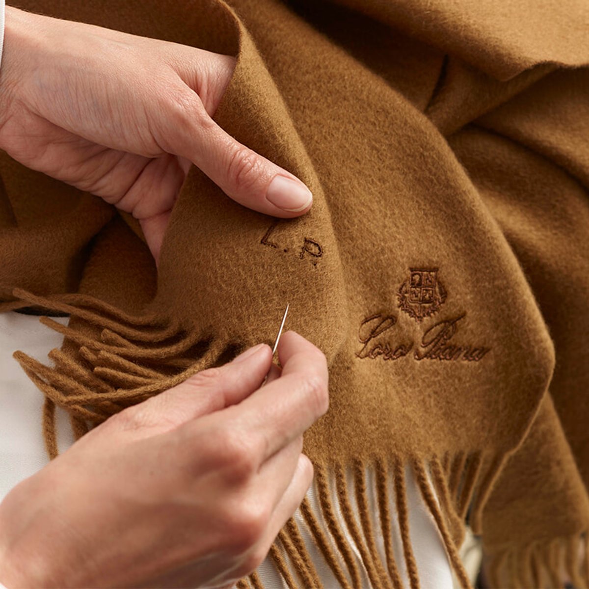 刺繍サービスも実施！ ホリデーギフトを探しに、ロロ・ピアーナのポップアップへ。