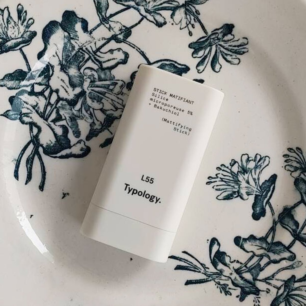 冬のテカり肌が、たちまちサラサラ肌に。噂のスティック美容液の実力は？