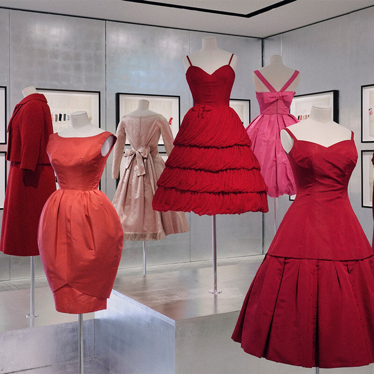 この冬最高のモード展、アライアが収集したディオール100点を前に至福の時間を。