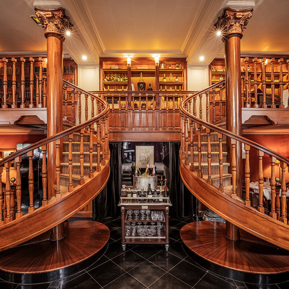 シャンゼリゼ大通りのイルミネーションと老舗ブラッスリーのル・バークレー。