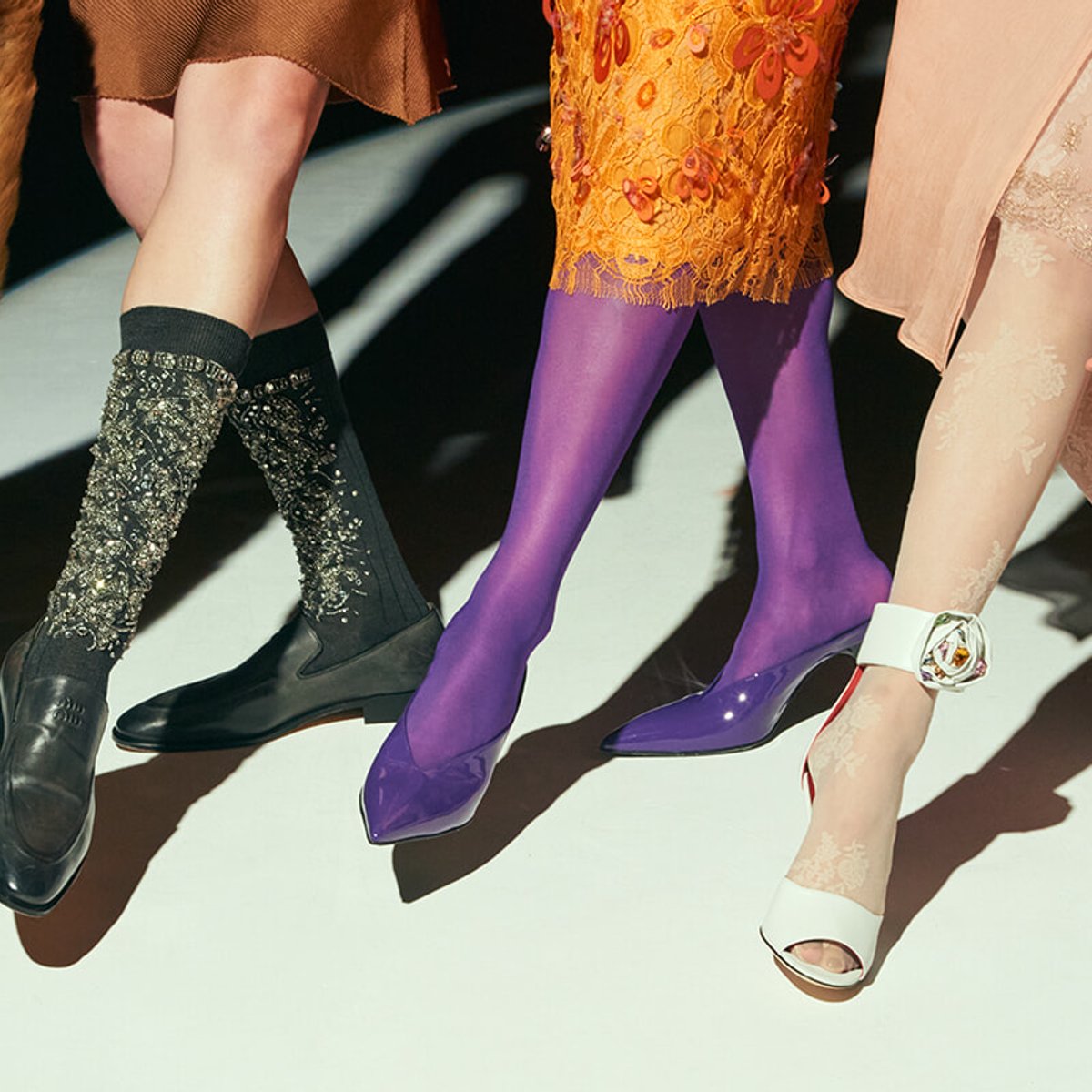 今年のドレスアップは、足元を主役に！ 視線を集める新作シューズとソックスの取り入れ方。