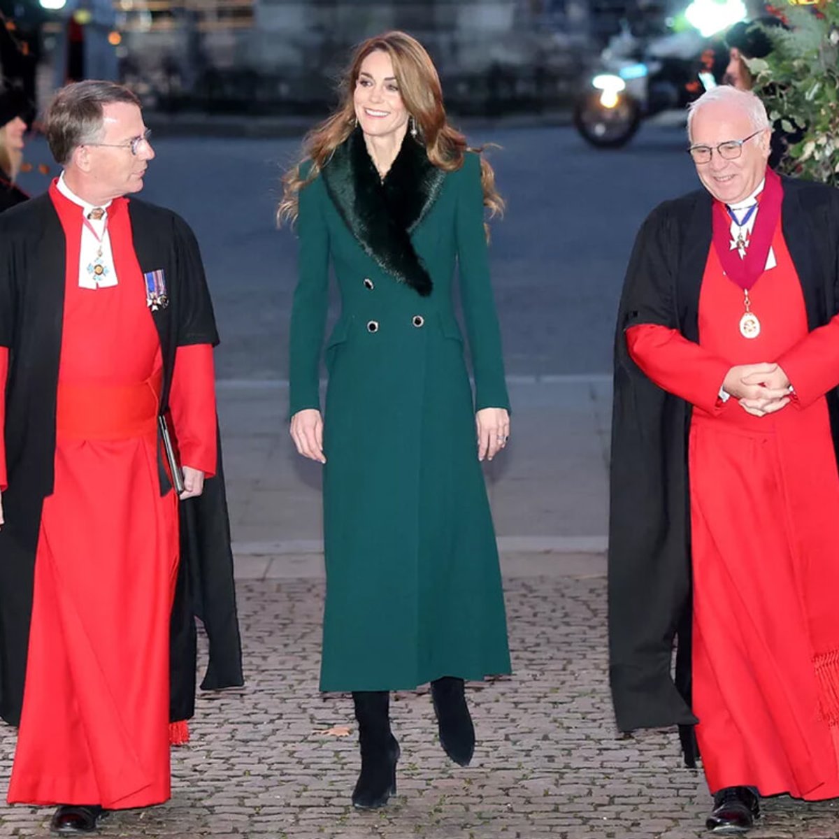 キャサリン皇太子妃が「クリスマスルック」をお披露目！ ウェストミンスター寺院のコンサートに俳優や王族が集結。