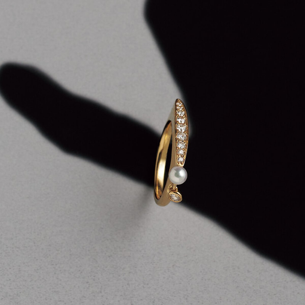 可憐なパールのピンキーリングを指先に。ミキモトからデビューした「ディナーリング コレクション」とは？