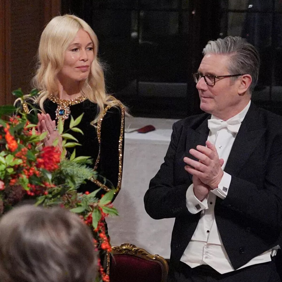 クラウディア・シファー、ウィンザー城で贅沢なベルベットドレスを纏いゲストを魅了。