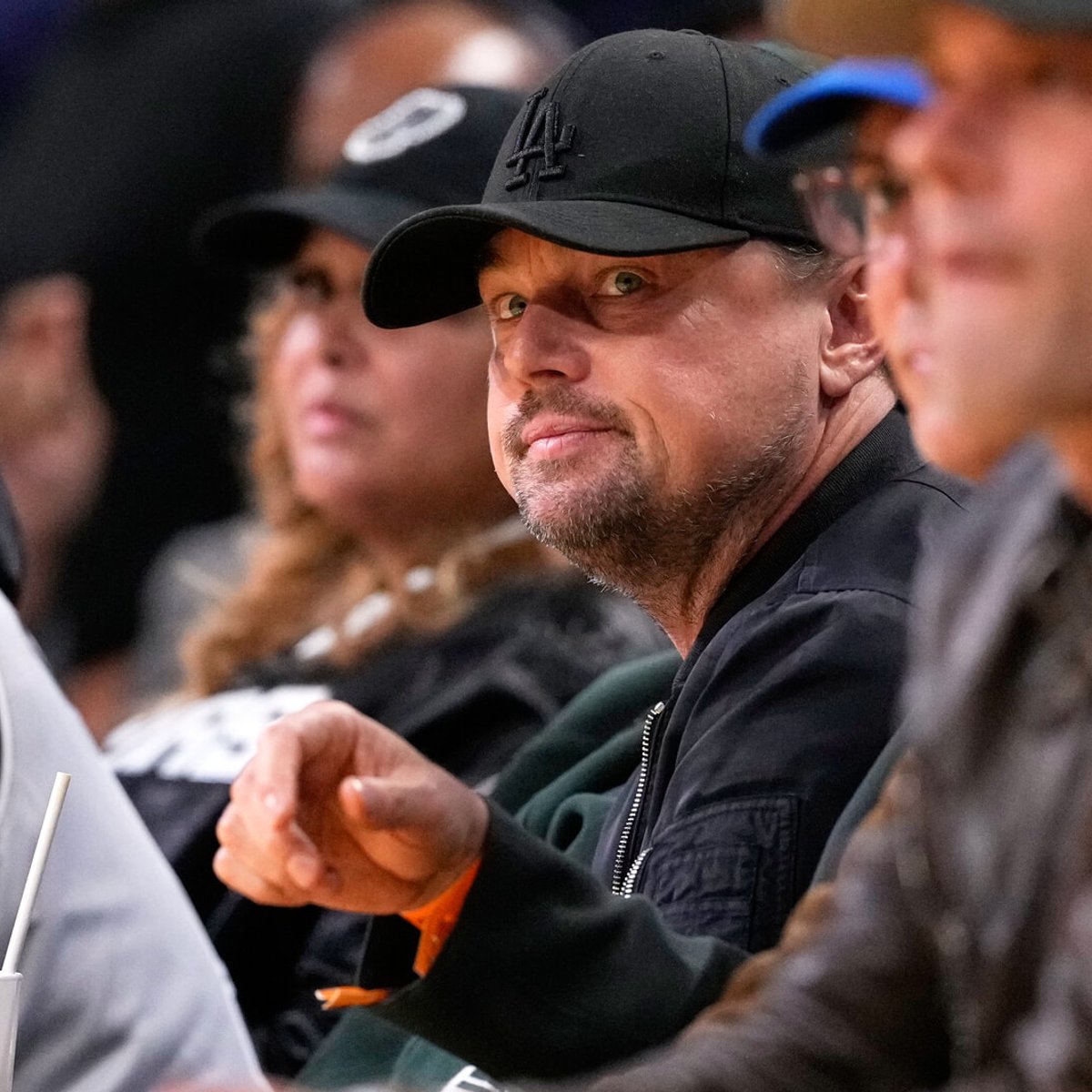 レオナルド・ディカプリオ、公の場で顔を隠している理由を初めて語る。