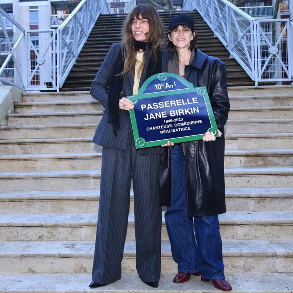 パリに「ジェーン・バーキン歩道橋」が完成。シャルロット・ゲンズブールとルー・ドワイヨン、涙を見せる。