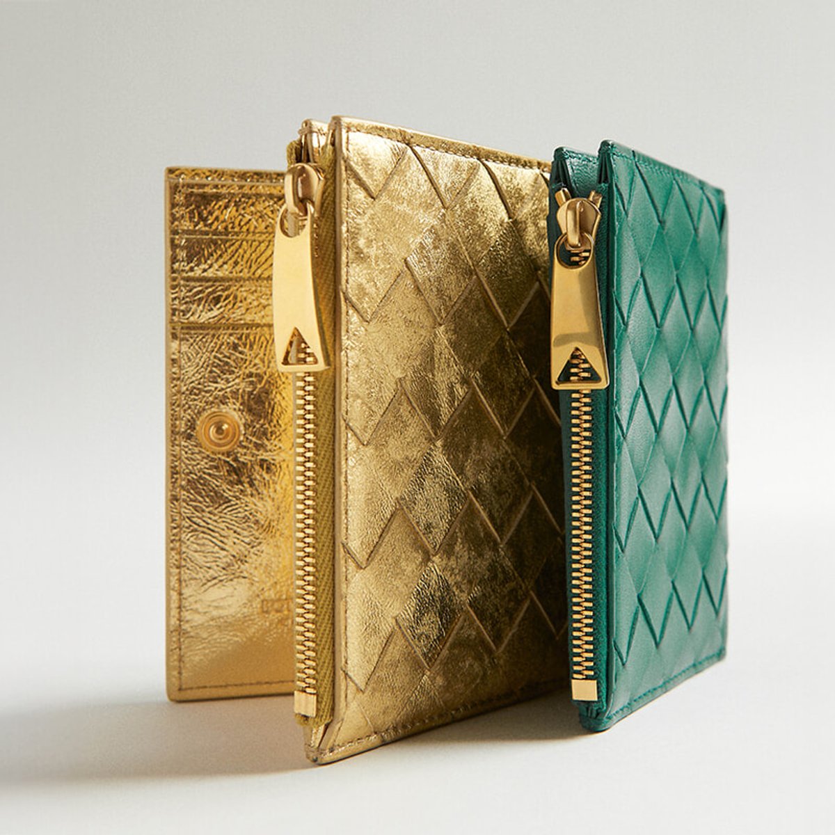 開運カラーを忍ばせて。年内最後のラッキーデーにボッテガ・ヴェネタの新作ウォレットを。