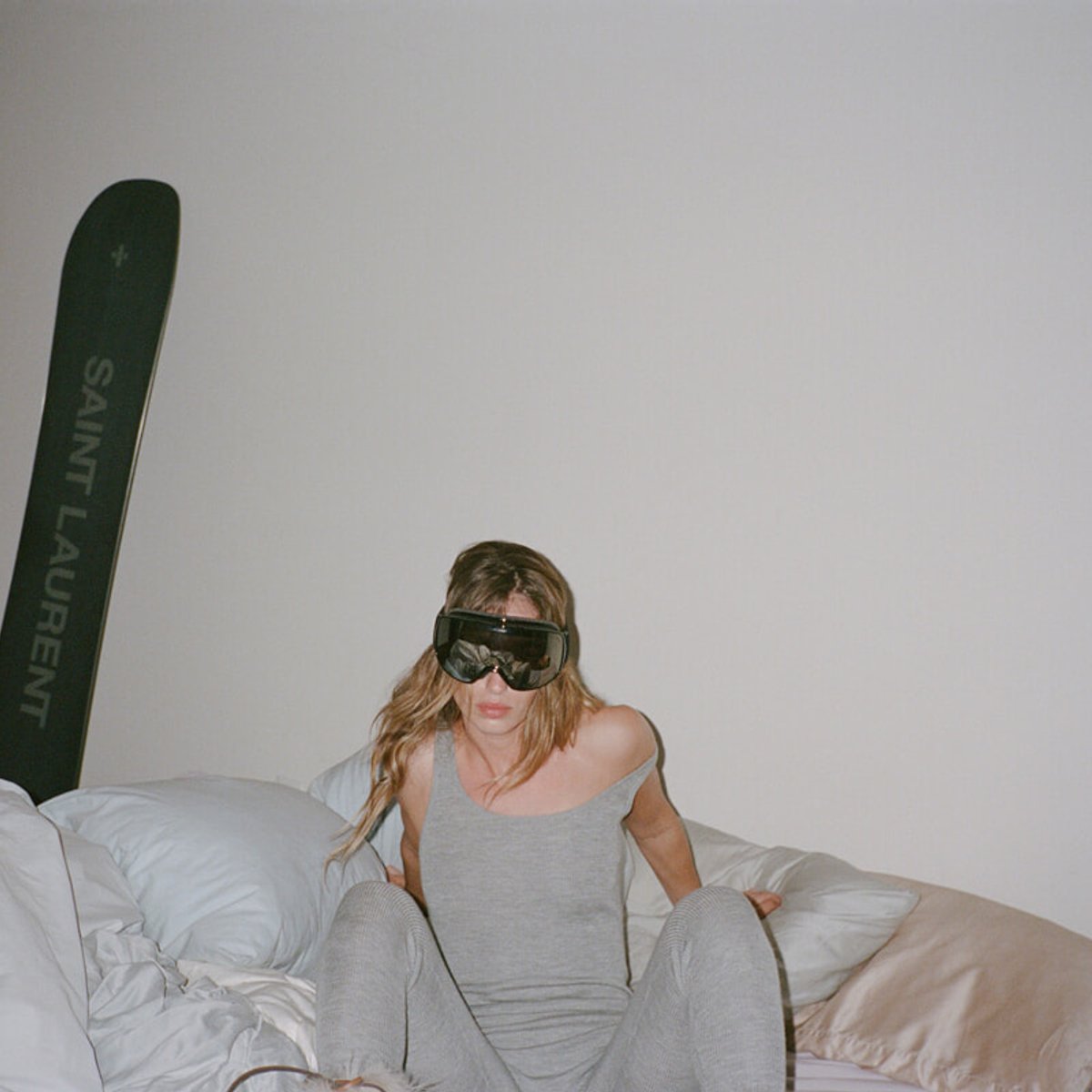 【サンローラン リヴ・ドロワ】の冬限定コレクションにスキーアクセサリーがお目見え。