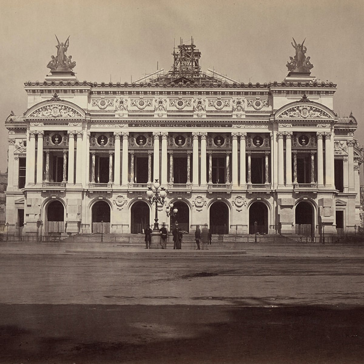 オペラ・ガルニエ、150年経っても色褪せぬ神話的存在の魅力を展覧会で。