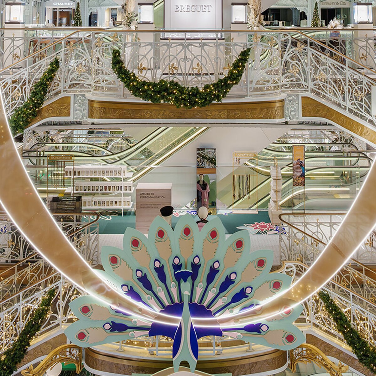 クリストがポン・ヌフを梱包してから40年。サマリテーヌのノエルは「包む」をテーマに。