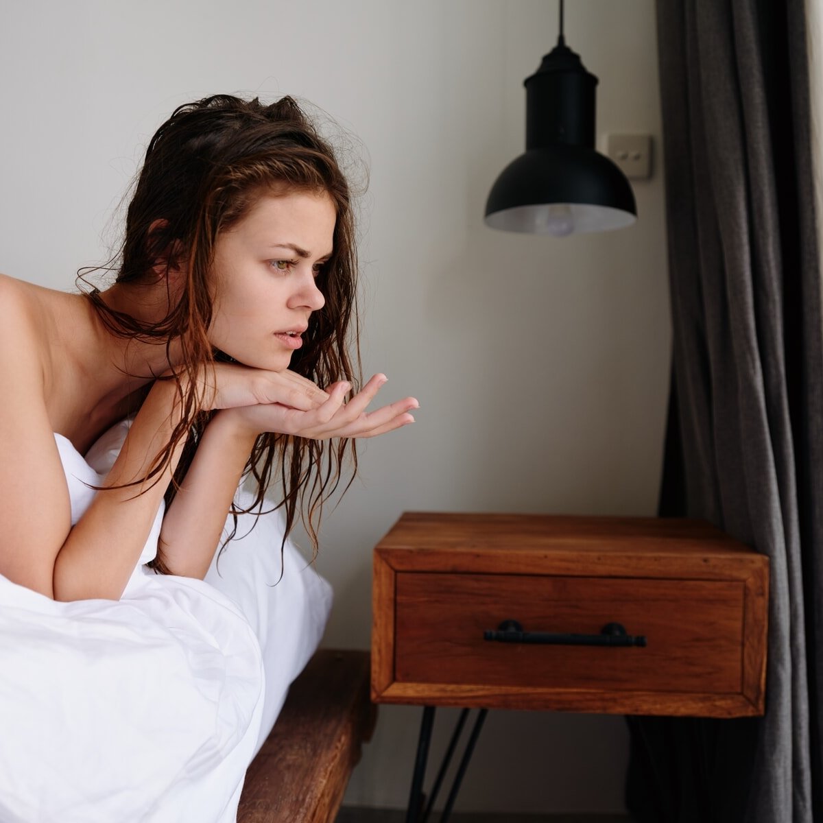 偏頭痛やカビを招く？！ 濡れた髪で寝るのは危険な行為。