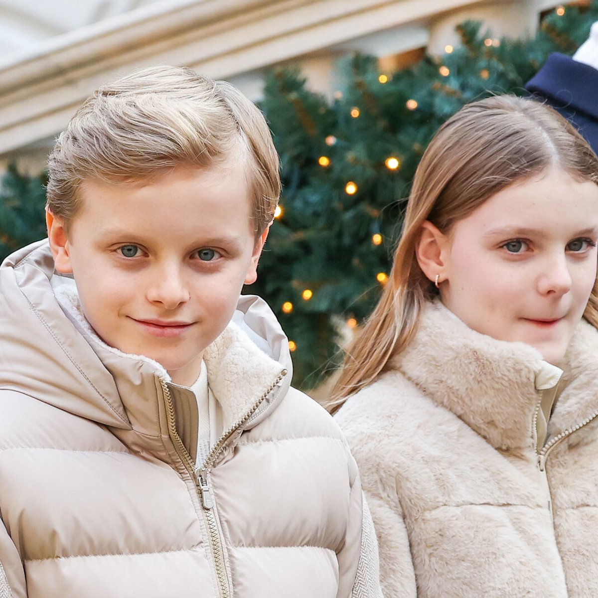 年末に振り返る、モナコ王国の双子。クロエからシナモロールまで！2025年の装い総まとめ。