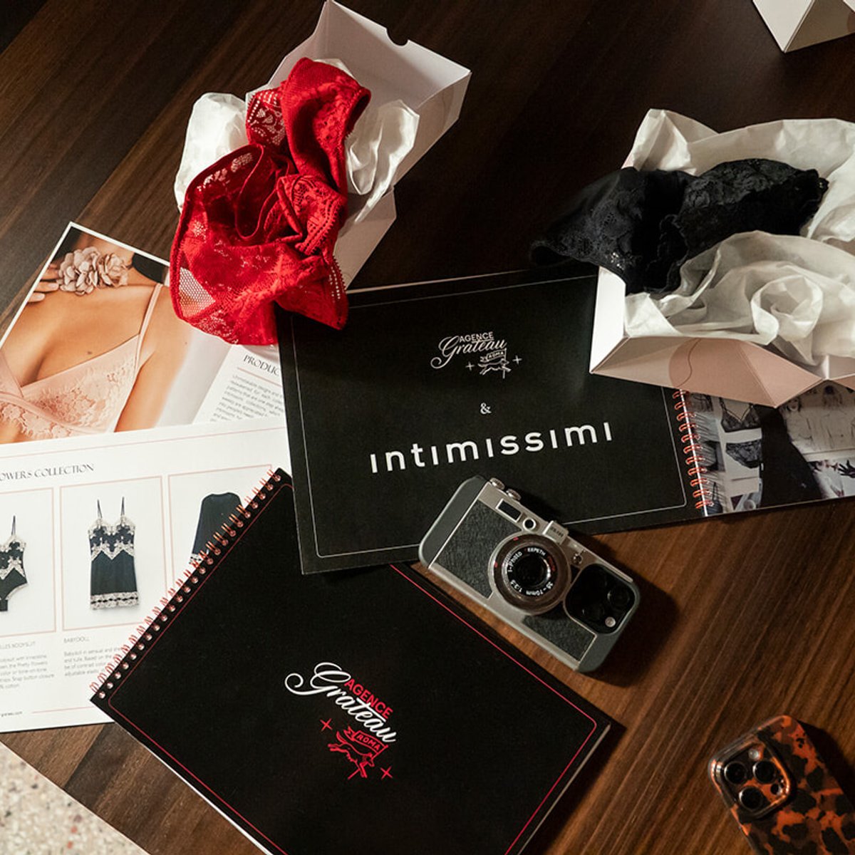 「エミリー、パリへ行く」とインティミッシミがコラボ！ シーズン5エピソード3に注目。