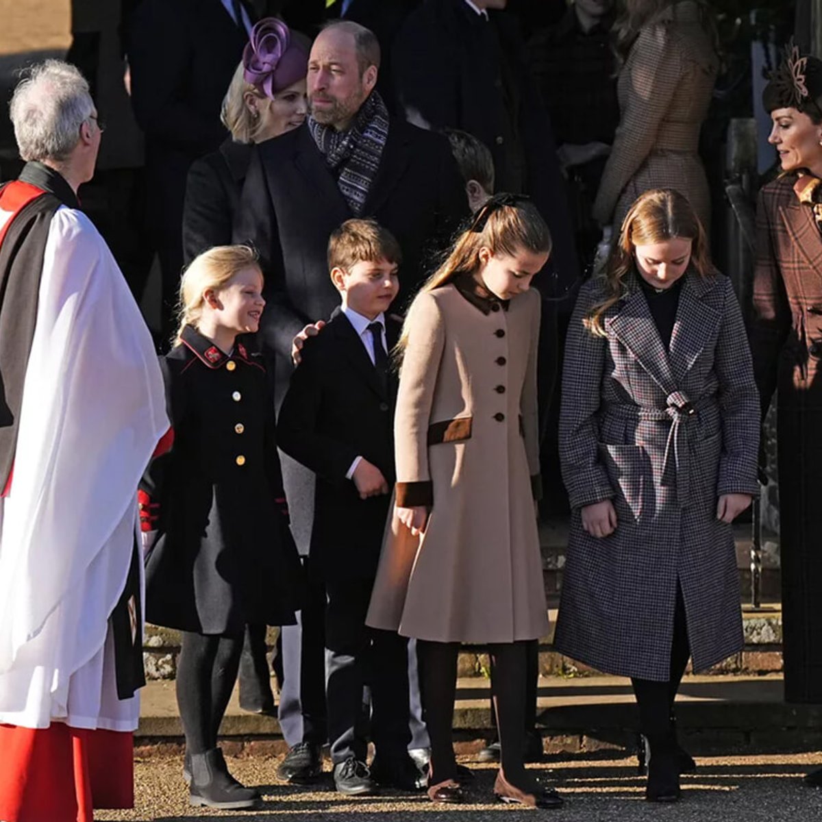 英国王室メンバー、シックなファッションでクリスマス礼拝に集合。