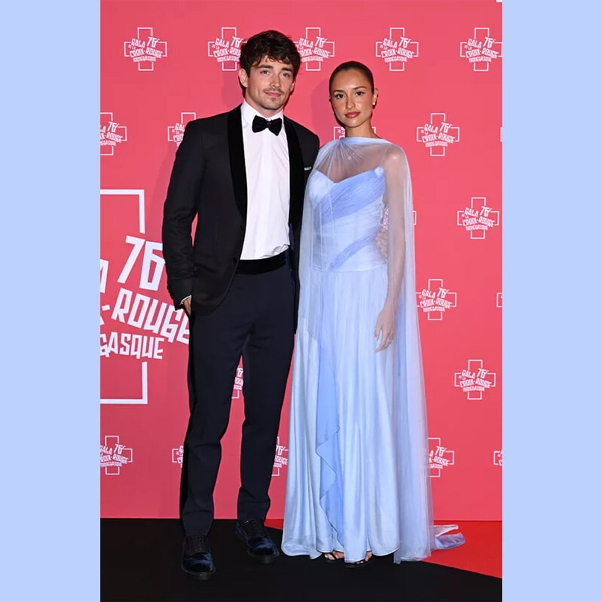 アレクサンドラ・サン・ムルー、モナコで纏った「グレース・ケリーにオマージュを捧げた」青いドレス姿が話題に。