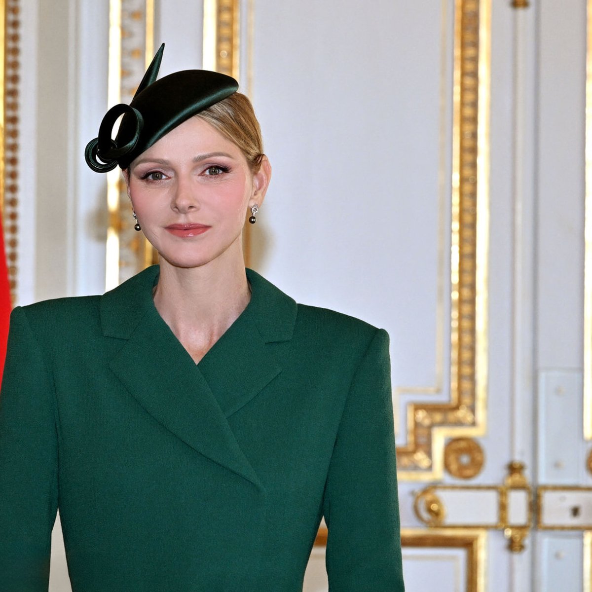 シャルレーヌ公妃の2025年ファッション総まとめ。結婚後初ティアラから、ガラまで12ヶ月を追う。