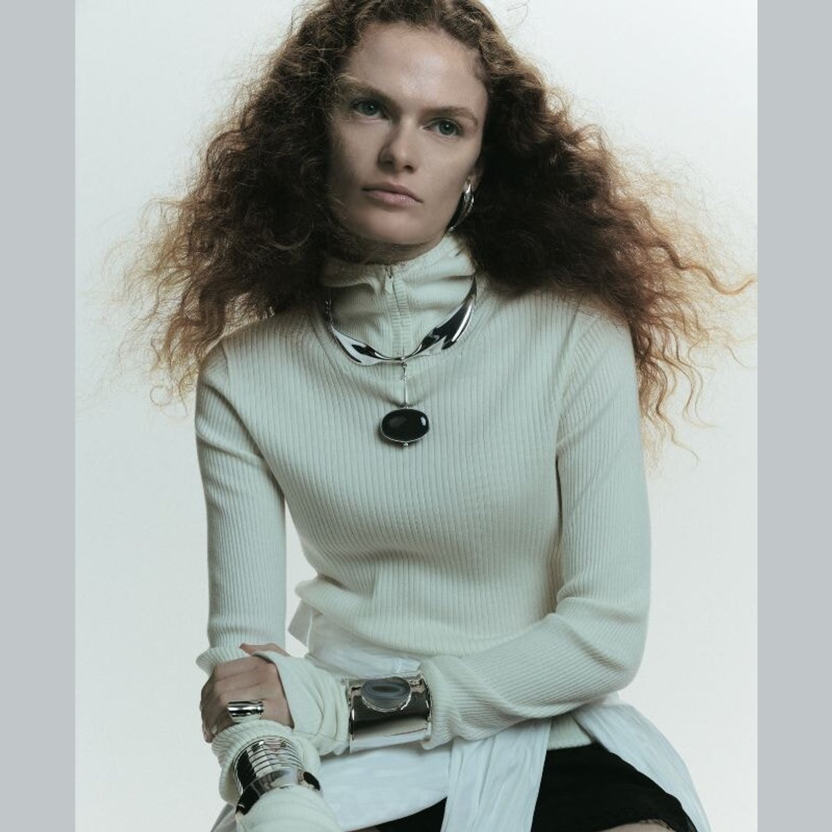 ミニマルなニットに合わせたい、冬のシルバージュエリー。