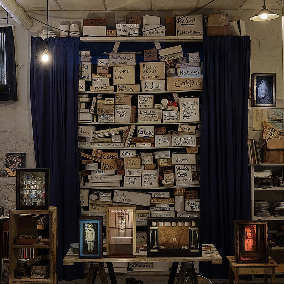 ウェス・アンダーソンが再現したジョゼフ・コーネルのアトリエ、道ゆく人へにアートの贈り物。