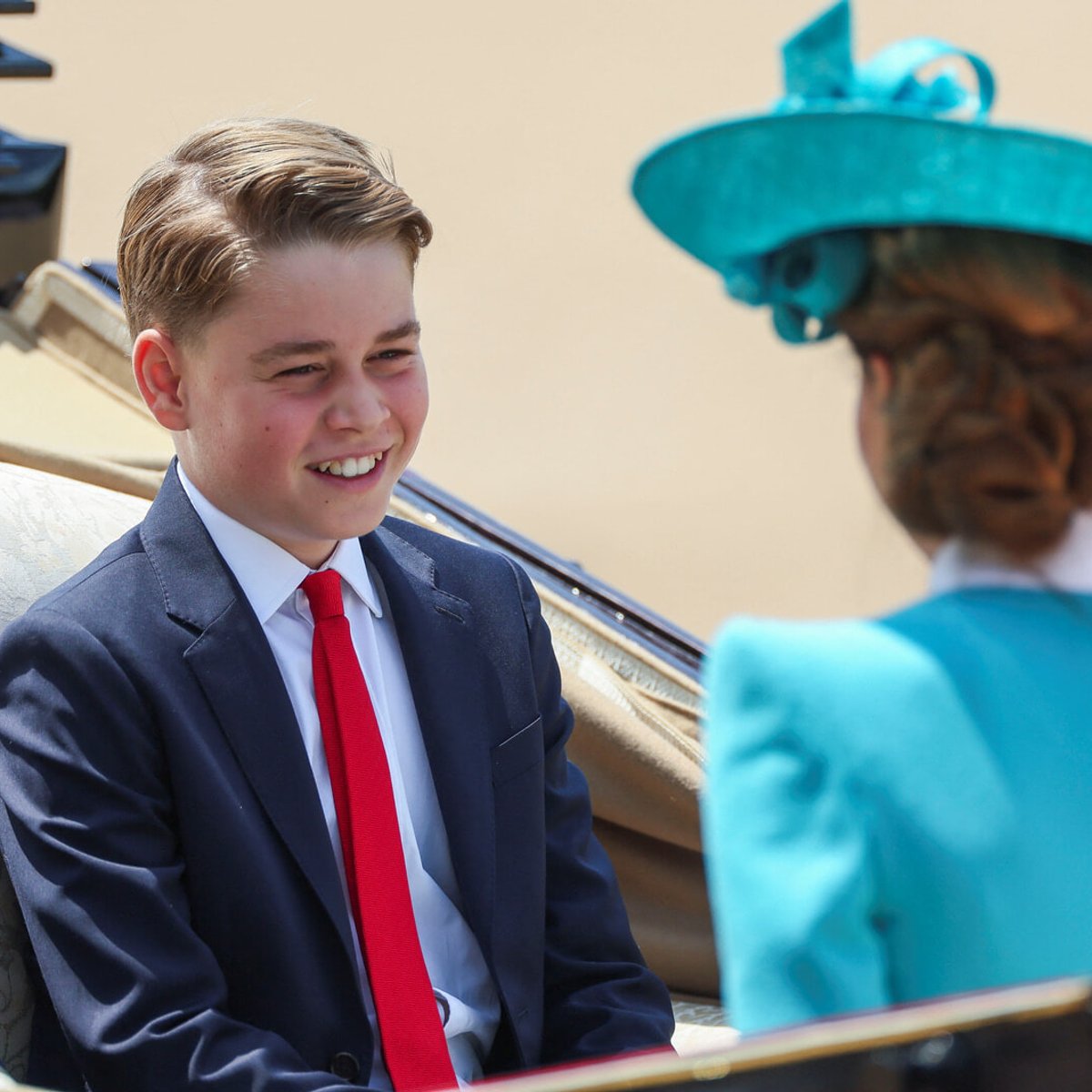 ジョージ王子12歳の誕生日、ノースリーブのベスト姿が「お父さんそっくり」と話題に。