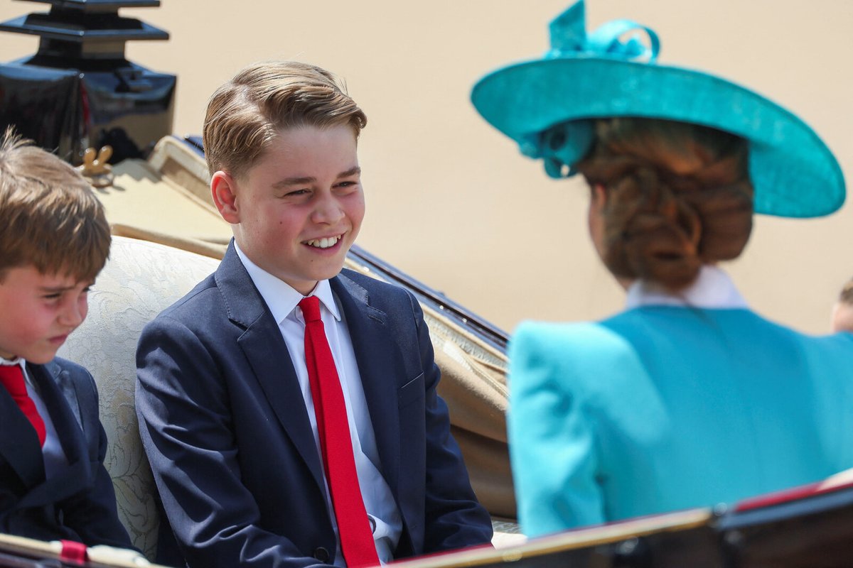 ジョージ王子12歳の誕生日、ノースリーブのベスト姿が「お父さん