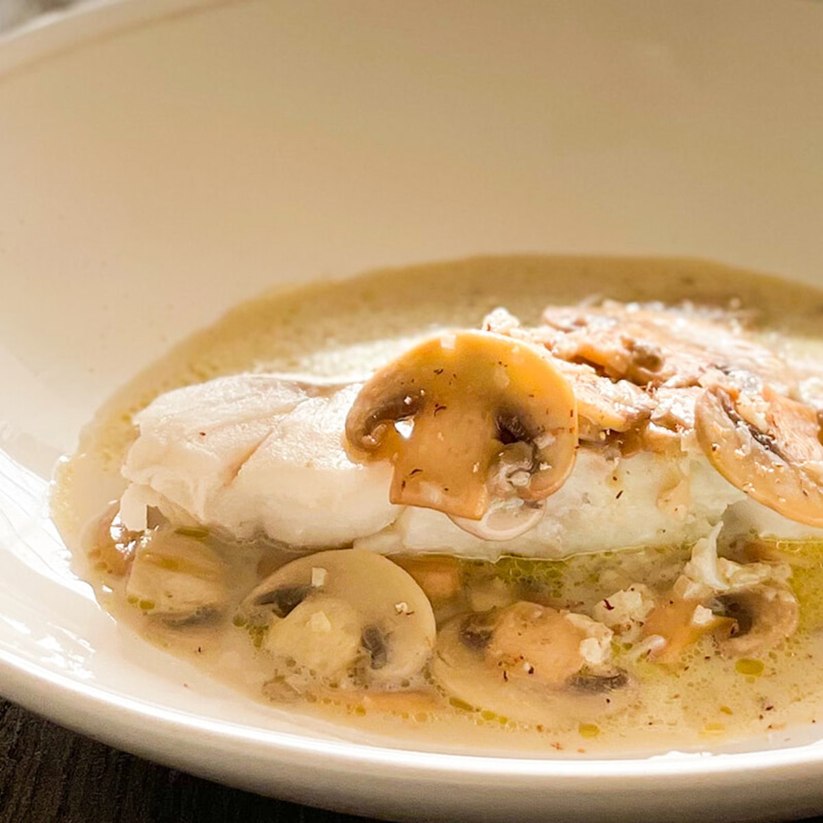 疲れた胃に優しい、蒸しタラと豆乳マッシュルームソースの簡単レシピ。【胃腸ケア／乾燥対策】