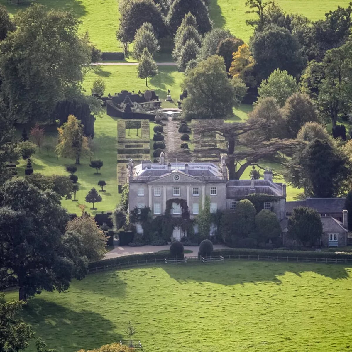 「不当な賃金と国王の気まぐれ」チャールズ3世の庭師11人が辞職し、有害な職場環境を告発。