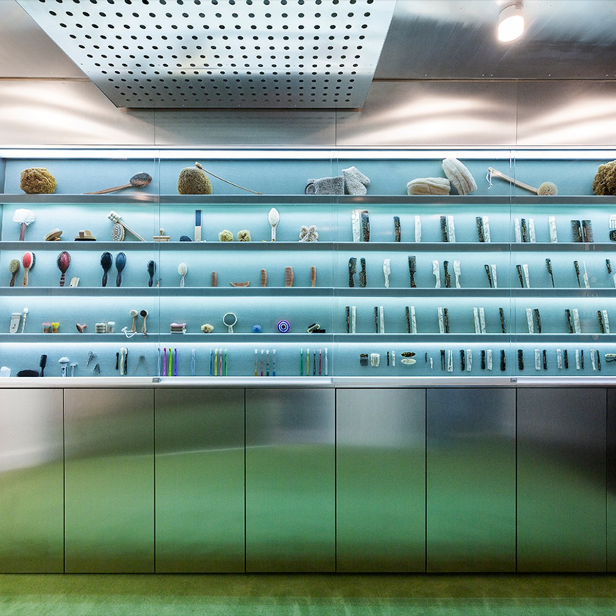 ビュリーのパリ6号店、未来に続くシルバーの廊下を渡って時間の旅を。