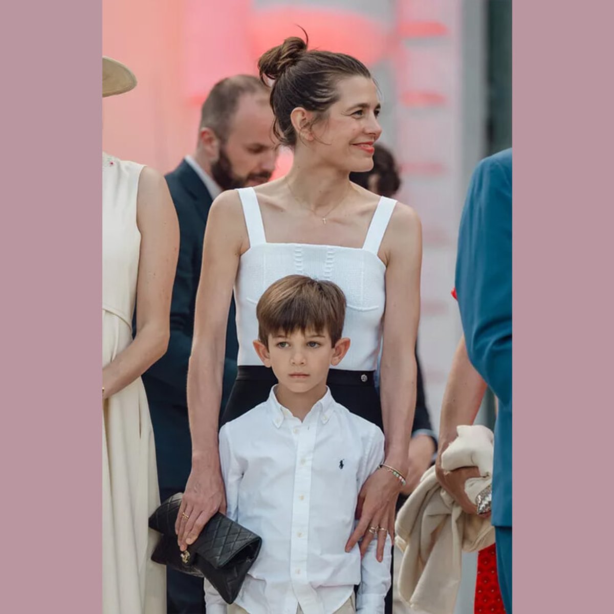 シャルロット・カシラギと6歳の息子バルタザール、モナコのアルベール2世大公の即位20周年記念式典で注目の的に！