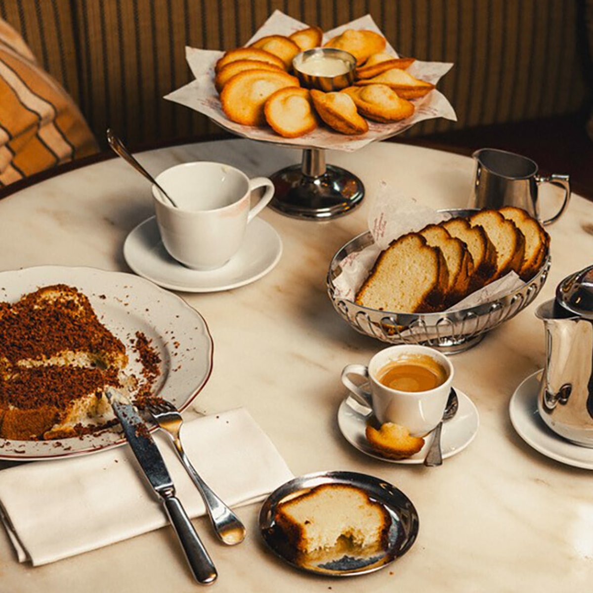 地下鉄リュ・ドゥ・バックの駅前、ホテルに秘められたアネットでティータイム。