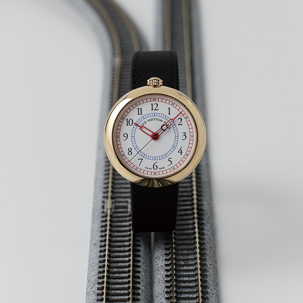 時計愛好家たちの間で話題。ルイ・ヴィトンの新作ウォッチ「ルイ・ヴィトン モントレー」とは？