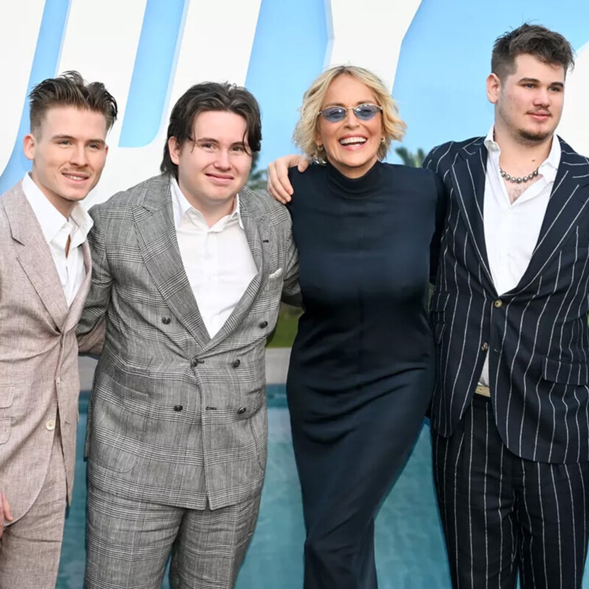 『氷の微笑』シャロン・ストーン、珍しく3人の息子とともにレッドカーペットに登場！