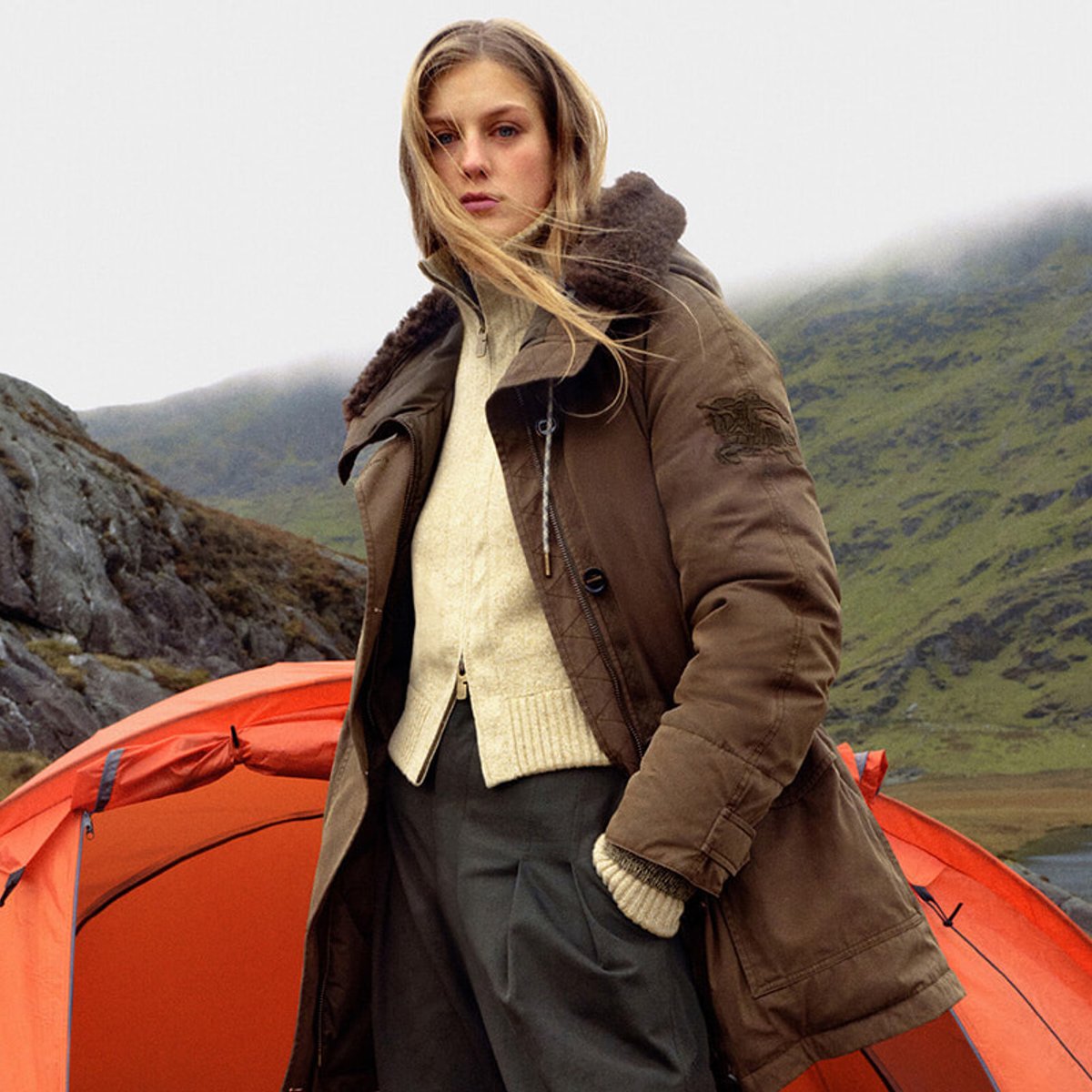 【バーバリー170周年】「ギャバジン」をオマージュした定番アウターやインナーが登場。