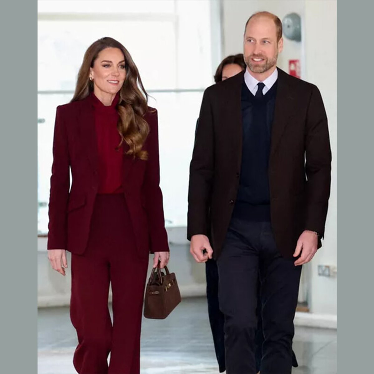 キャサリン皇太子妃、エレガントなボルドーカラーのスーツで医療施設へサプライズ訪問！