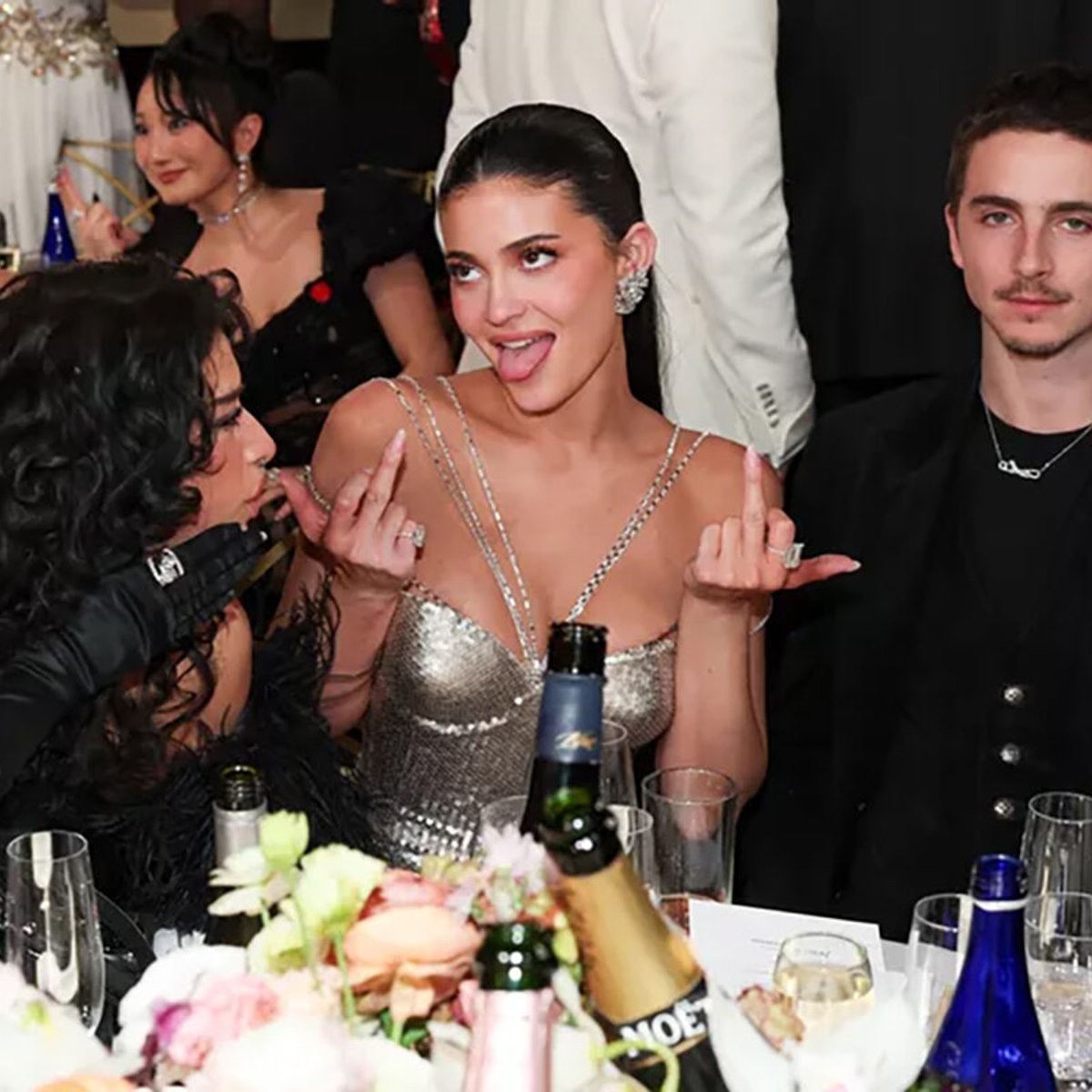 ディカプリオと母、中指を立てるカイリー・ジェンナー、タバコを吸うショーン・ペン……ゴールデングローブ賞の舞台裏が話題に！