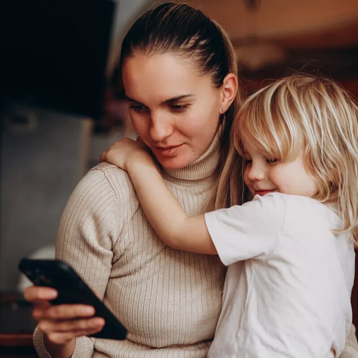 子どもの学習速度に悪影響？ 親がスマホを触るときに起きていること。