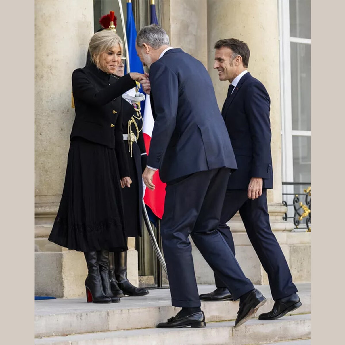 ブリジット・マクロンが体現する「フランス流シック」とは？  フェリペ6世と並んだ装いが話題。