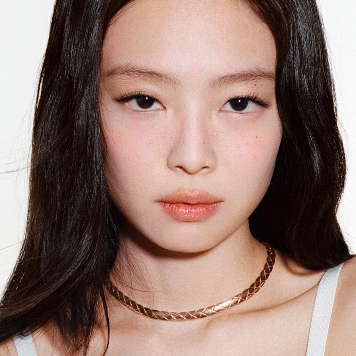 【シャネル新作】BLACKPINK ジェニーが纏う、アイコニックなココ クラッシュ。