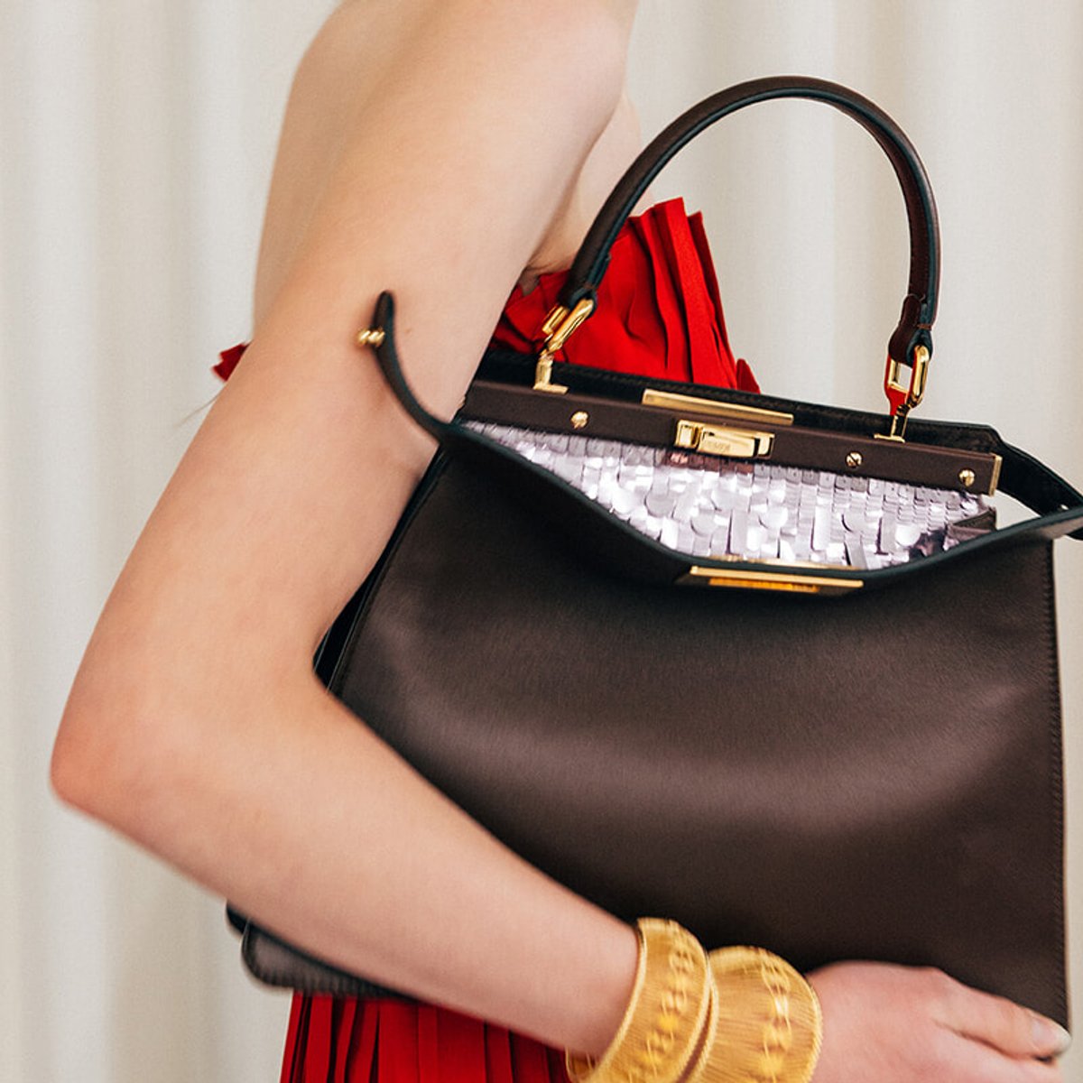 【フェンディ】煌めきを放つ「ピーカブー」がスタイリングの主役に！