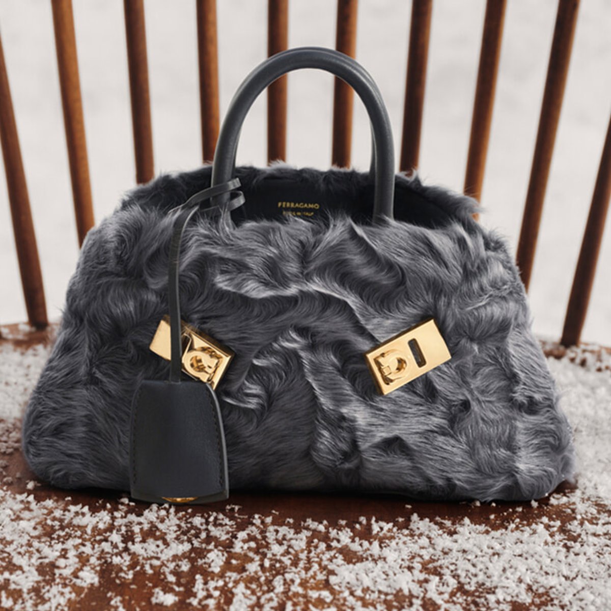 【フェラガモ】新作バッグをひと足早くゲットしてスタイリングをアップデート！