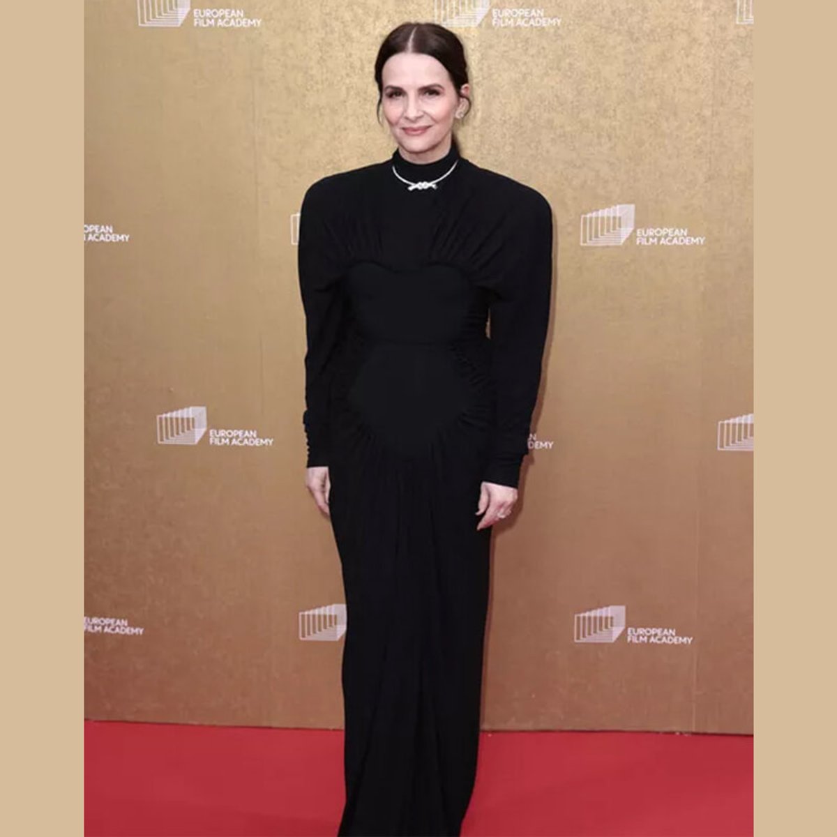 ジュリエット・ビノシュがヨーロッパ映画賞のレッドカーペットで優雅さを漂わせる。
