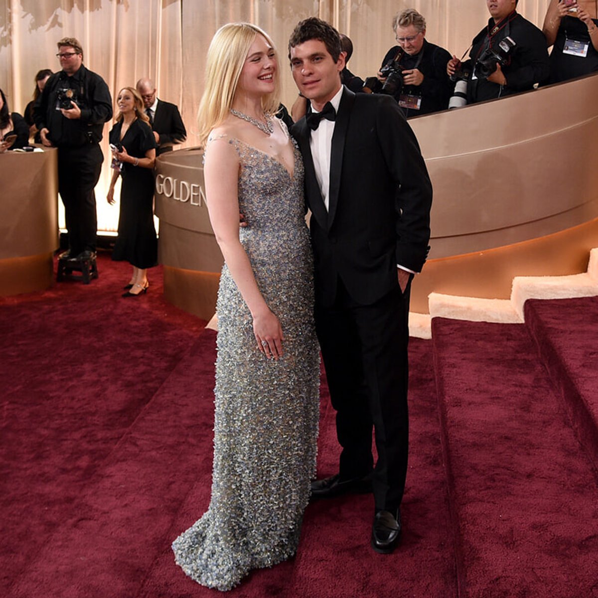 背の低いパートナーとうまく写真に収まるには？ 女優が見せる、授賞式のテクニックが話題に。