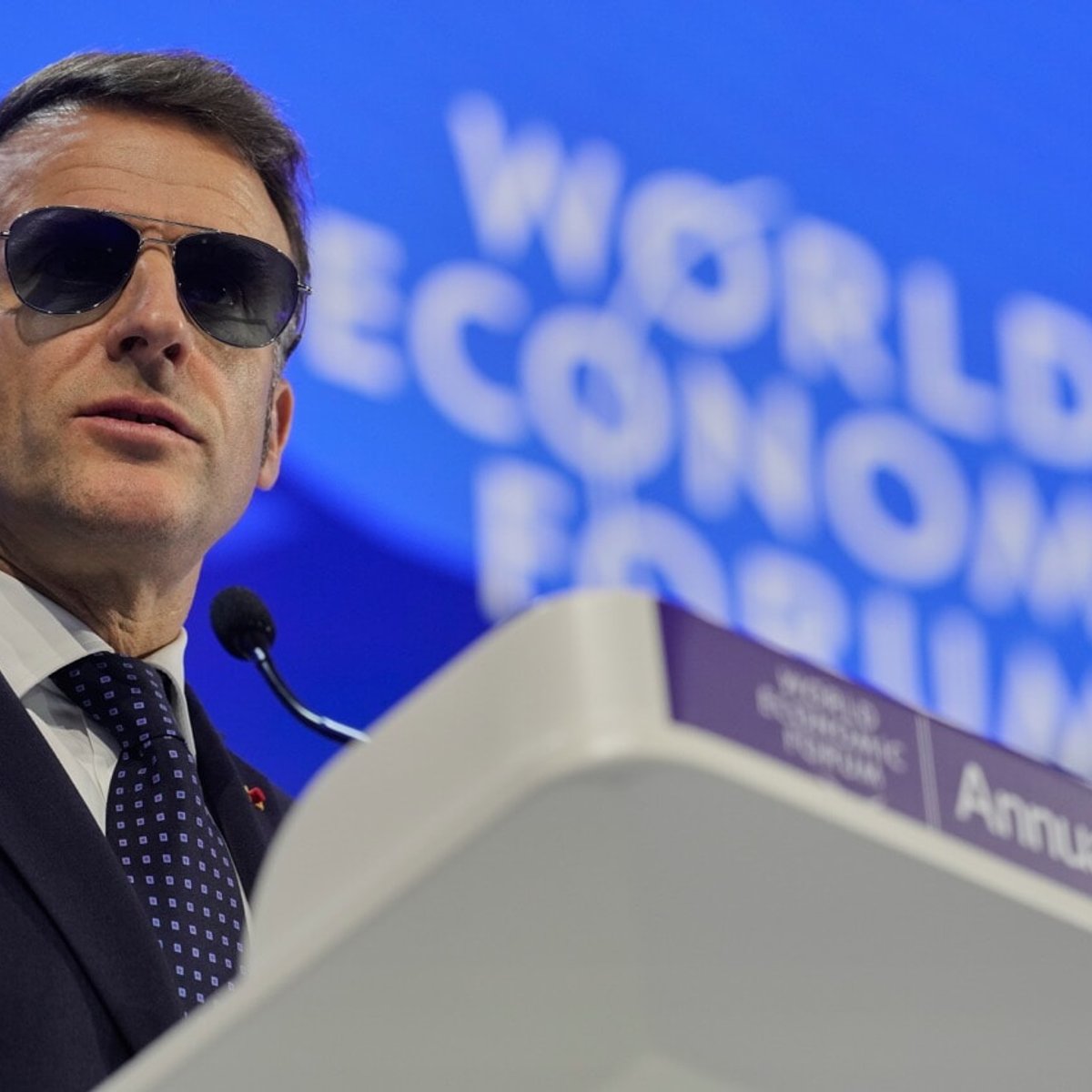 「まるでトップガン」サングラスをかけて公務に登場したマクロン大統領が話題に。